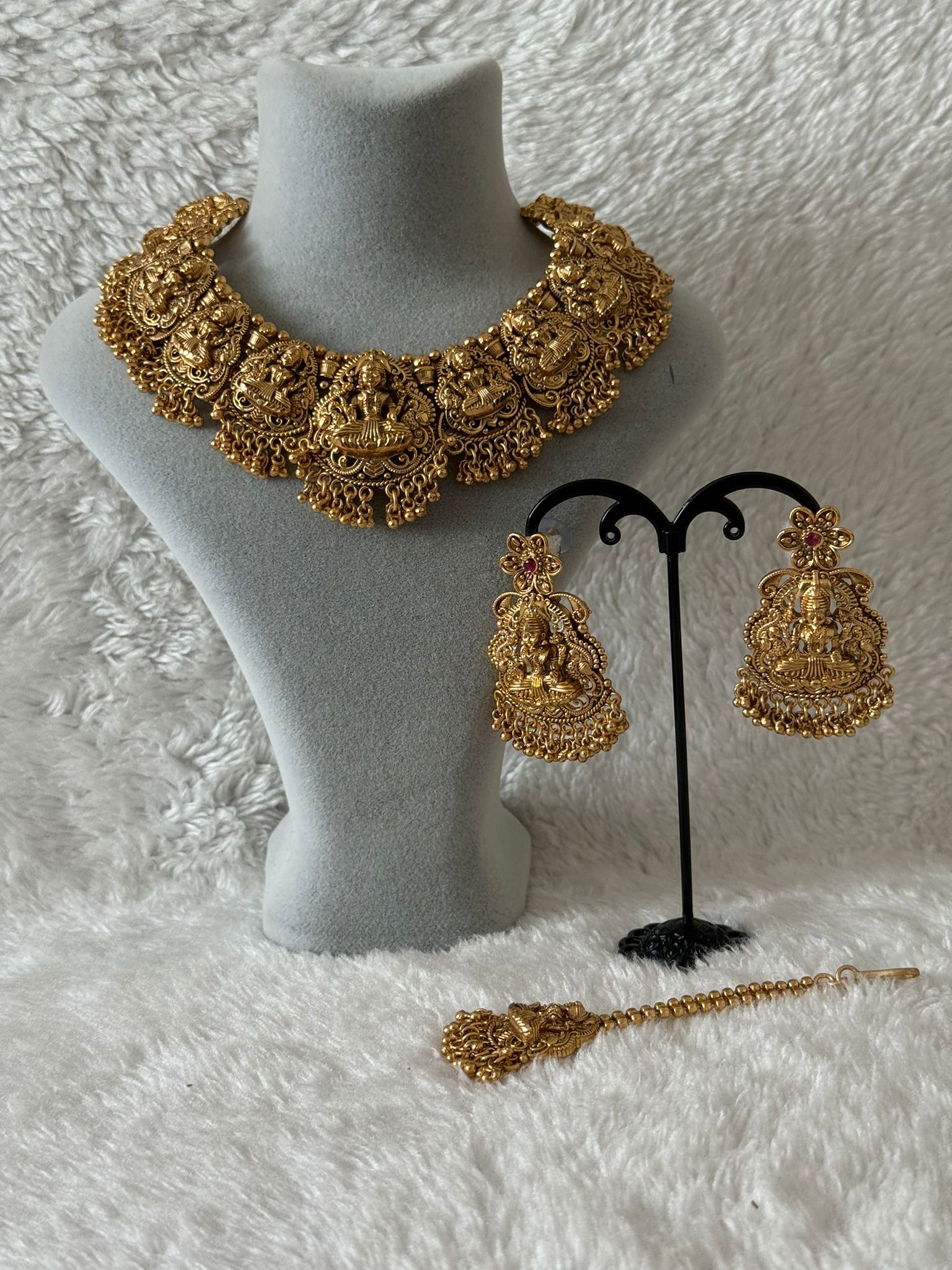 Özel Dizayn Temple Takı Seti – Kolye, Küpe ve Tikka | El İşçiliği Hint Tarzı Gelin Seti